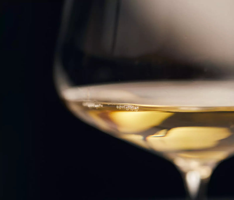Weinglas mit goldenem Wein